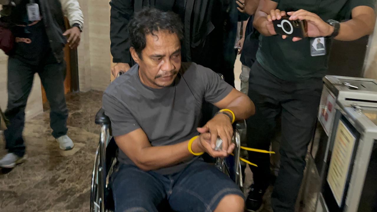 Bandar narkoba Abdul Hamid alias Boy saat tiba di Gedung Bareskrim Polri, Jakarta, setelah ditangkap petugas terkait kasus peredaran narkoba.