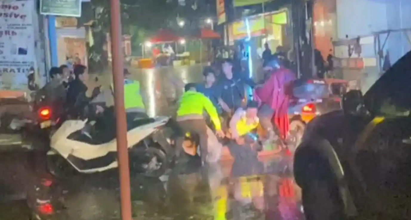 Sejumlah pemuda terlibat keributan dengan polisi saat patroli sahur di Kaliwungu, Kendal, Minggu (8/3/2026) dini hari, yang mengakibatkan Kapolsek Kaliwungu dan anggotanya menjadi korban pengeroyokan.