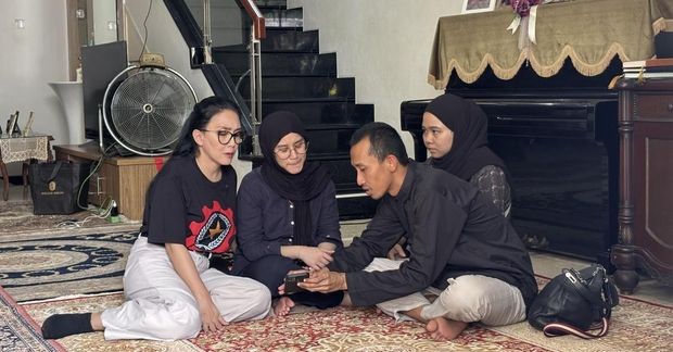Anggota DPR RI Komisi XIII Rieke Diah Pitaloka mengunjungi keluarga Ermanto Usman di rumah duka di Bekasi untuk menyampaikan belasungkawa.