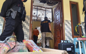 Petugas kepolisian melakukan olah tempat kejadian perkara (TKP) di lokasi ledakan bahan petasan di Kelurahan Tambakrejo, Kecamatan Gayamsari, Kota Semarang.