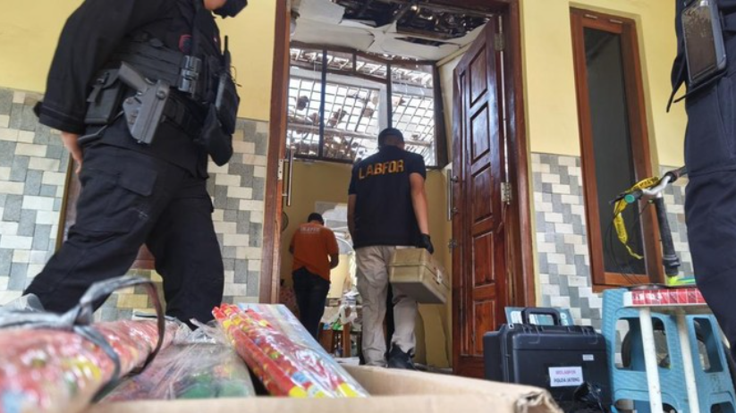 Petugas kepolisian melakukan olah tempat kejadian perkara (TKP) di lokasi ledakan bahan petasan di Kelurahan Tambakrejo, Kecamatan Gayamsari, Kota Semarang.