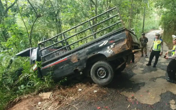 Petugas Satlantas Polres Kebumen melakukan olah TKP kecelakaan tunggal mobil pikap di ruas Jalan Sidayu, Karangkemiri, Desa Somagede, Kecamatan Sempor, Kebumen, Senin (9/3/2026).