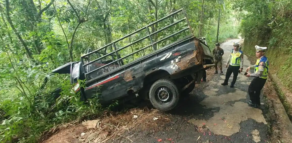 Petugas Satlantas Polres Kebumen melakukan olah TKP kecelakaan tunggal mobil pikap di ruas Jalan Sidayu, Karangkemiri, Desa Somagede, Kecamatan Sempor, Kebumen, Senin (9/3/2026).