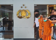 Foto: Polisi menggiring dua tersangka komplotan perampok yang menyiksa pasangan lansia di Cileungsi, Kabupaten Bogor, Jawa Barat, saat diamankan untuk menjalani pemeriksaan.