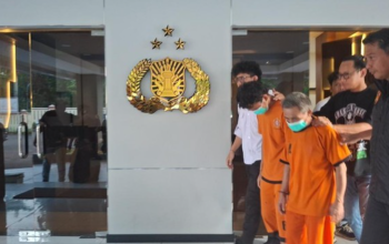 Foto: Polisi menggiring dua tersangka komplotan perampok yang menyiksa pasangan lansia di Cileungsi, Kabupaten Bogor, Jawa Barat, saat diamankan untuk menjalani pemeriksaan.