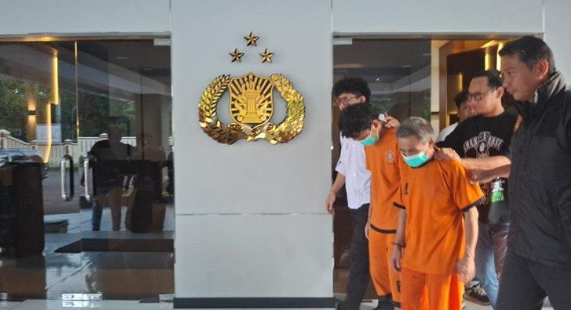 Foto: Polisi menggiring dua tersangka komplotan perampok yang menyiksa pasangan lansia di Cileungsi, Kabupaten Bogor, Jawa Barat, saat diamankan untuk menjalani pemeriksaan.