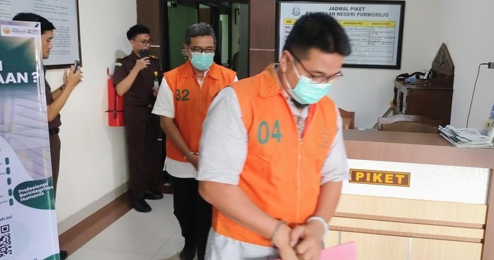 Tersangka kasus dugaan korupsi proyek Mini Zoo Purworejo saat digiring menuju mobil tahanan oleh pihak Kejari Purworejo.