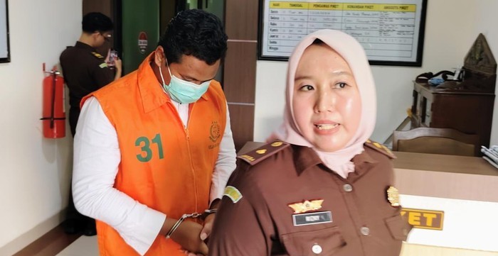 Tersangka kasus dugaan korupsi proyek Mini Zoo Purworejo saat digiring menuju mobil tahanan oleh pihak Kejari Purworejo.