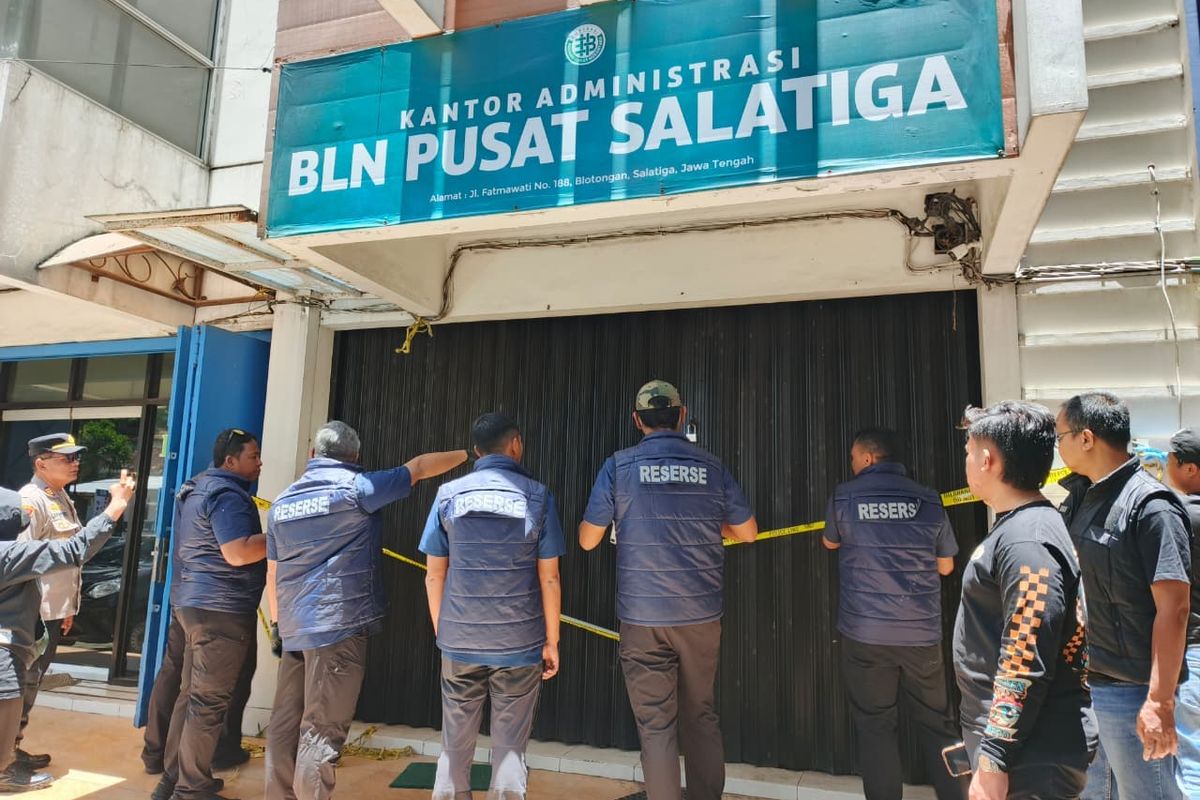 Tim penyidik Polda Jateng melakukan penggeledahan di Kantor Administrasi Koperasi Bahana Lintas Nusantara (BLN) di Jalan Fatmawati No. 188, Blotongan, Sidorejo, Kota Salatiga.