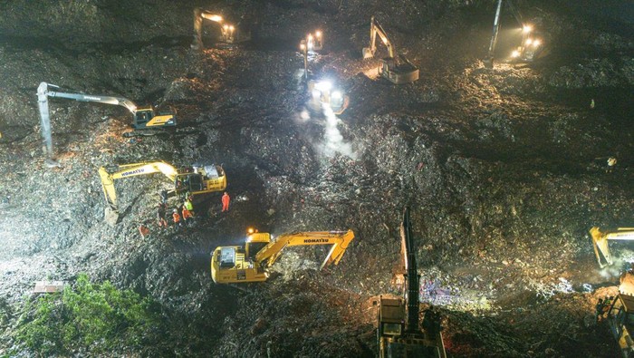 Alat berat dikerahkan untuk membantu proses pencarian korban setelah longsor gunungan sampah di TPST Bantar Gebang, Bekasi, yang memakan korban jiwa.
