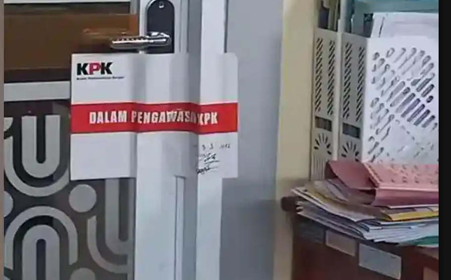Segel Komisi Pemberantasan Korupsi (KPK) terpasang di salah satu ruangan kantor di lingkungan Pemerintah Kabupaten Pekalongan saat proses penyelidikan kasus dugaan korupsi berlangsung.