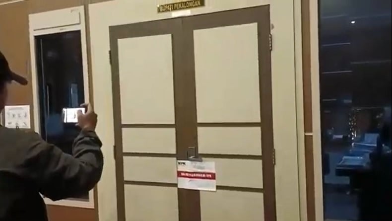 Petugas mendokumentasikan pintu ruang Kantor Bupati Pekalongan yang telah dipasangi segel oleh Komisi Pemberantasan Korupsi (KPK) dalam proses penyelidikan kasus dugaan korupsi.