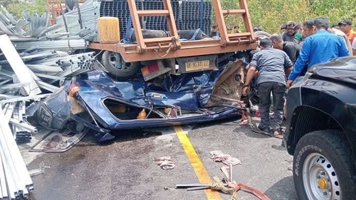 Kondisi lokasi kecelakaan maut di Jalan Alternatif KM 06-07, Simpang Palang menuju Simpang Sitahoan, Kabupaten Simalungun, Sumatera Utara, Selasa (24/3/2026).