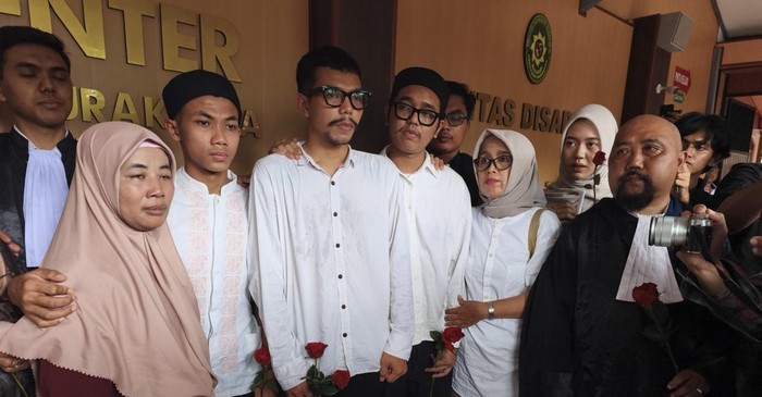 Tiga terdakwa kasus penghasutan demonstrasi yang berujung kerusuhan usai divonis bebas oleh majelis hakim dalam sidang di Pengadilan Negeri Solo, Senin (30/3/2026).