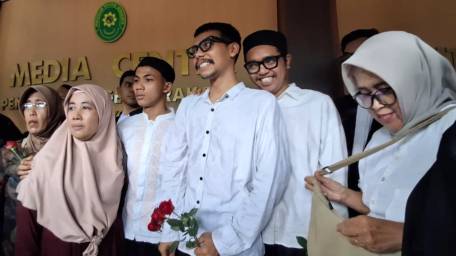 Tiga terdakwa kasus penghasutan demonstrasi yang berujung kerusuhan usai divonis bebas oleh majelis hakim dalam sidang di Pengadilan Negeri Solo, Senin (30/3/2026).