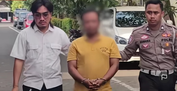 Petugas kepolisian menggiring tersangka kasus kecelakaan maut di Sidoarjo untuk menjalani proses hukum lebih lanjut.