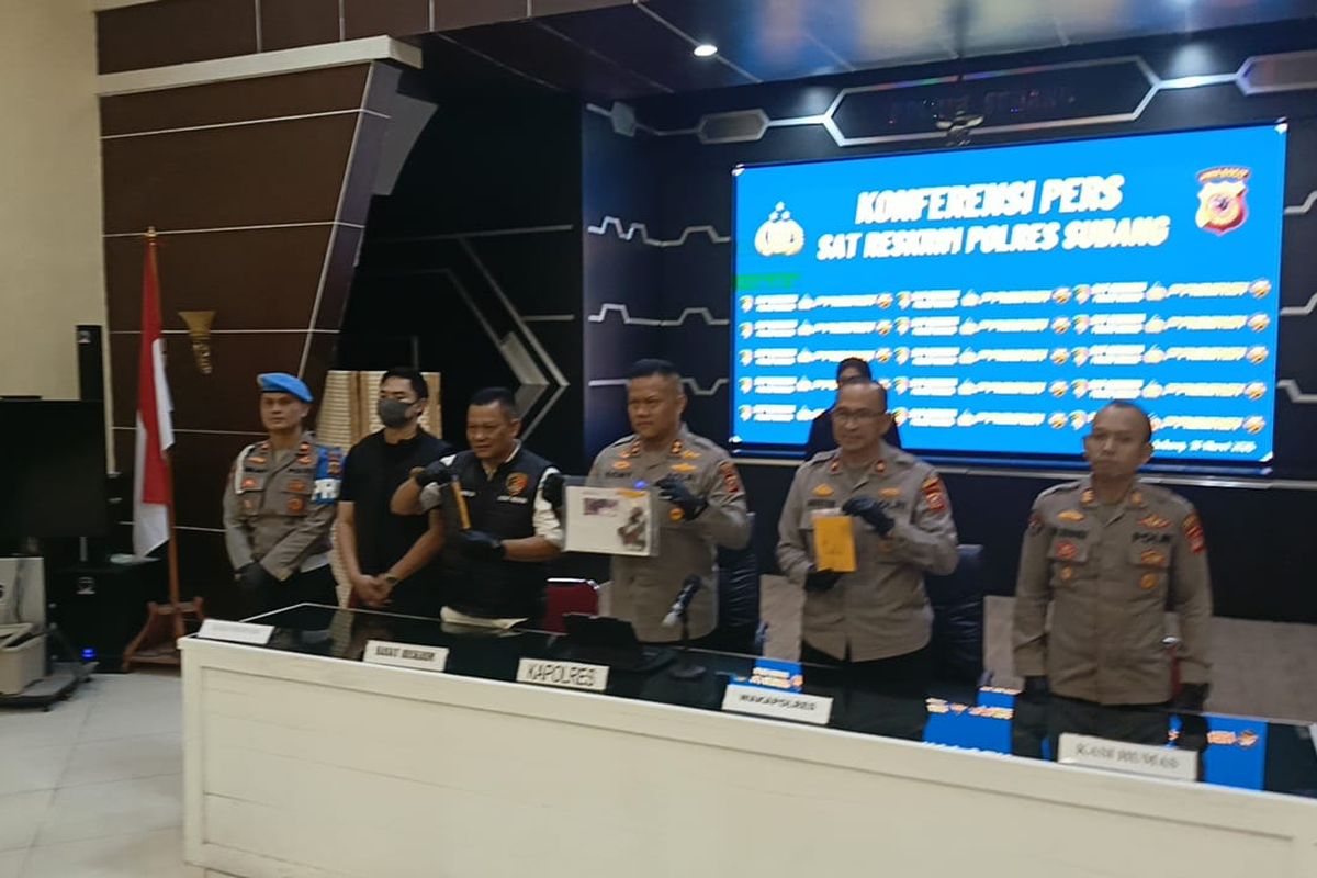 Kapolres Subang AKBP Dony Eko Wicaksono memperlihatkan barang bukti yang diamankan dari oknum wartawan dalam kasus dugaan pemerasan dan pengancaman terhadap ASN.