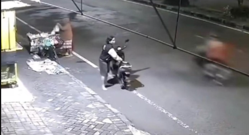 Tangkapan layar CCTV memperlihatkan detik-detik dua korban berada di tepi Jalan Raya Candi sebelum tertabrak mobil.