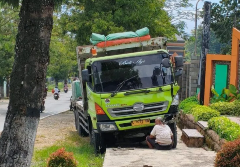 Truk tronton yang diduga mengalami rem blong setelah menabrak lima sepeda motor di simpang empat lampu lalu lintas Desa Tamanrejo, Kecamatan Tunjungan, Kabupaten Blora, Jawa Tengah.