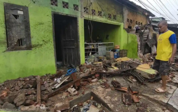 Diduga Sopir Mengantuk, Truk Bermuatan Telur Hantam Warung di Subang, 1 Tewas