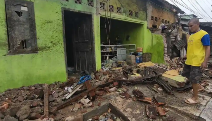 Diduga Sopir Mengantuk, Truk Bermuatan Telur Hantam Warung di Subang, 1 Tewas