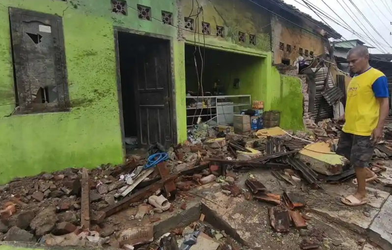 lokasi reruntuhan warung yang hancur usai ditabrak truk box bermuatan telur di Jalan Raya Lengkong, Subang, Kamis (26/3/2026). Insiden tersebut menewaskan pemilik warung yang tertimpa bangunan.