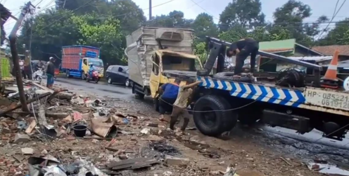 Truk boks bernopol BE 8270 RU dievakuasi usai mengalami kecelakaan di Jalur Provinsi penghubung Subang–Sadang Purwakarta, Jawa Barat.