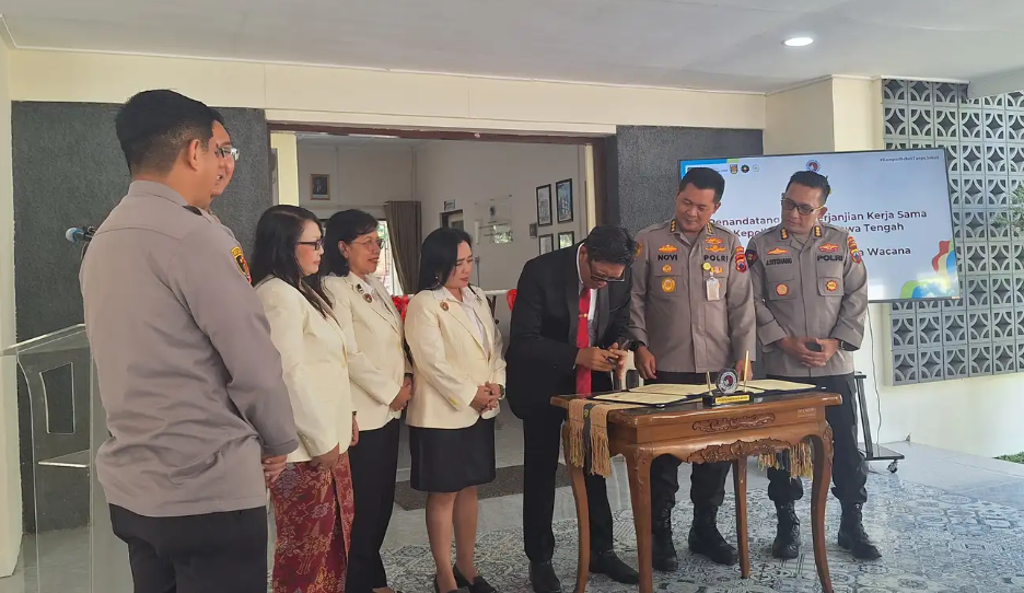 Profesor Yafet Yosafat Wilben Rissy dan Kombes Pol Noviana Tursaunurohmad menandatangani kerja sama antara UKSW dan Polda Jawa Tengah di Kampus UKSW Salatiga.