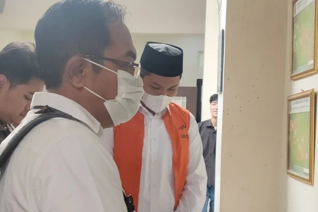 Mahasiswa Undip Chiko Raditya Agung Putra saat mengikuti sidang di PN Semarang, Kamis, terkait kasus pembuatan konten pornografi berbasis teknologi deepfake.