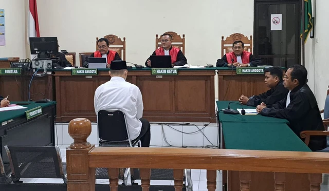 Mahasiswa Undip Chiko Raditya Agung Putra saat mengikuti sidang di PN Semarang, Kamis, terkait kasus pembuatan konten pornografi berbasis teknologi deepfake.