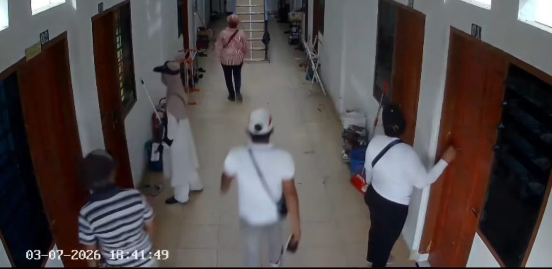 Tangkapan layar dari video viral yang memperlihatkan sekelompok orang mengetuk pintu kamar kos di Medan hingga membuat para penghuni merasa ketakutan.