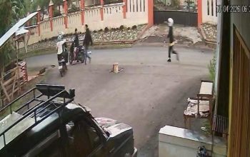 Tangkapan layar CCTV memperlihatkan detik-detik aksi penjambretan yang gagal di wilayah Batang.