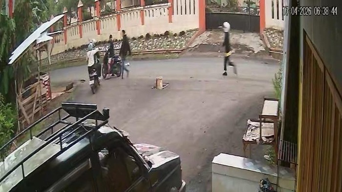 Tangkapan layar CCTV memperlihatkan detik-detik aksi penjambretan yang gagal di wilayah Batang.