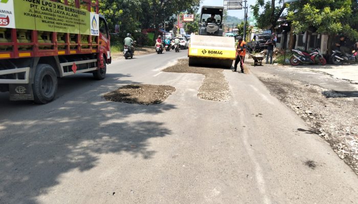 PT Praba Mas Hill Didorong Gercep Perbaiki Jalan Kalipancur hingga Lampu Merah, Demi Kenyamanan Pengguna Jalan