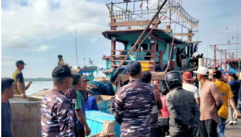 nelayan diselamatkan saat proses evakuasi pascakebakaran kapal di perairan Belawan, Selasa (7/4/2026).