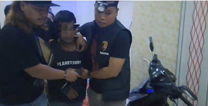 Petugas mengamankan pelaku pencurian yang sempat viral disebut memiliki ajian “welut putih” di Kudus, Selasa (14/4/2026).