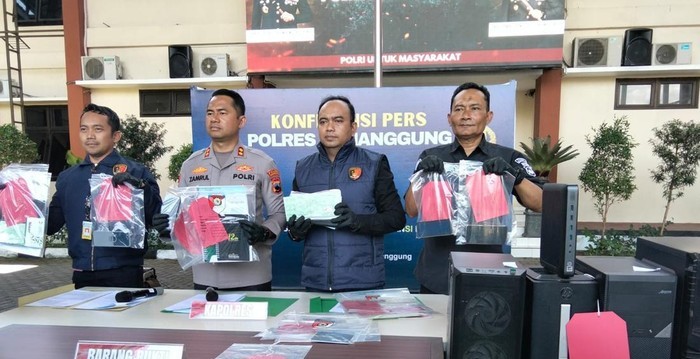 Petugas memperlihatkan barang bukti dalam konferensi pers terkait kasus dugaan penghimpunan dana nasabah KSP Tunas Harapan Temanggung di Polres Temanggung, Selasa (14/4/2026).