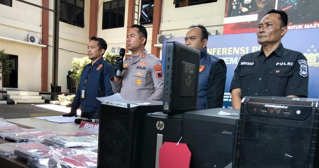 Petugas memperlihatkan barang bukti dalam konferensi pers terkait kasus dugaan penghimpunan dana nasabah KSP Tunas Harapan Temanggung di Polres Temanggung, Selasa (14/4/2026).