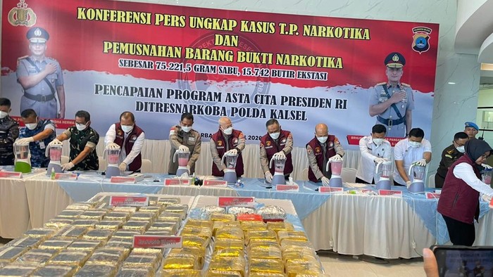 Polda Kalimantan Selatan memusnahkan sekitar 75 ribu gram narkotika hasil pengungkapan selama dua bulan pada Senin.
