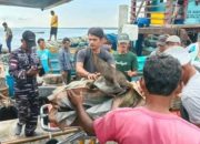 Para korban dievakuasi ke Dermaga TPI Gabion Belawan usai insiden kebakaran kapal nelayan.