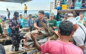 Para korban dievakuasi ke Dermaga TPI Gabion Belawan usai insiden kebakaran kapal nelayan.
