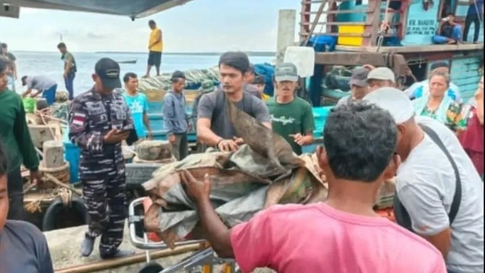 Para korban dievakuasi ke Dermaga TPI Gabion Belawan usai insiden kebakaran kapal nelayan.