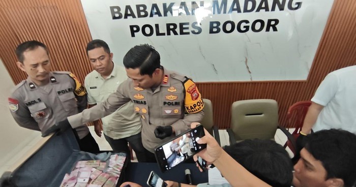 Polisi mengungkap kasus investasi bodong yang disertai aksi perampokan di wilayah Bogor.