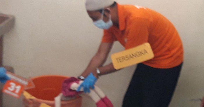 Tersangka Agus Ratmono memperagakan adegan dalam rekonstruksi kasus pembunuhan di Boyolali, Kamis (9/4/2026).