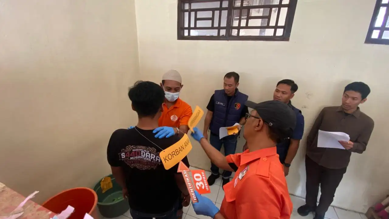 Tersangka Agus Ratmono memperagakan adegan dalam rekonstruksi kasus pembunuhan di Boyolali, Kamis (9/4/2026).