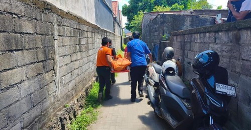 Proses evakuasi jenazah pria yang ditemukan meninggal di kamar kos kawasan Sesetan, Denpasar Selatan, Selasa (31/3/2026).