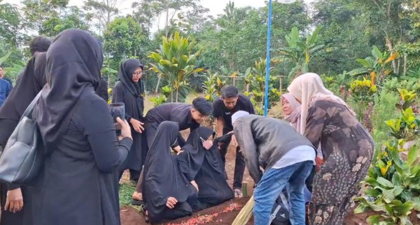 Prosesi pemakaman Dadang (58) berlangsung duka setelah korban tewas akibat pengeroyokan saat hajatan di Purwakarta.