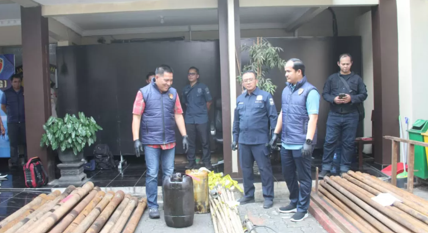 Puluhan pipa yang diduga digunakan untuk aktivitas pengeboran minyak ilegal diamankan oleh Ditreskrimsus Polda Jawa Tengah sebagai barang bukti hasil pengungkapan kasus di wilayah Blora dan Rembang.