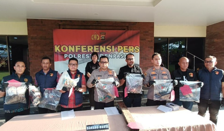 Polresta Denpasar menghadirkan lima pelaku saat merilis kasus pembunuhan dan pembakaran dua pria di kawasan Benoa.