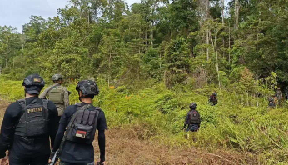 Aparat Satgas Operasi Damai Cartenz terlibat kontak tembak dengan kelompok kriminal bersenjata (KKB) saat patroli di wilayah Yahukimo.